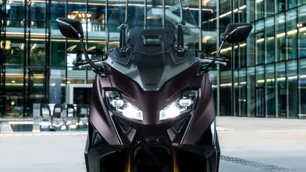 Nouveaux projecteurs de phare et clignotants intégrés du scooter Yamaha TMAX Tech Max 2024 Yamaha TMAX tech max 2024 phares