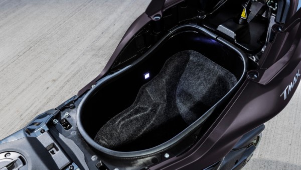 Grand coffre sous la selle du scooter Yamaha TMAX Tech Max 2024 Yamaha TMAX tech max 2024 coffre