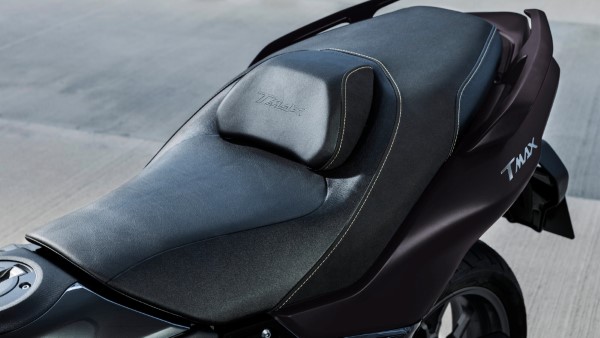 Poignées chauffantes du scooter Yamaha TMAX Tech Max 2024 Yamaha TMAX tech max 2024 poignées