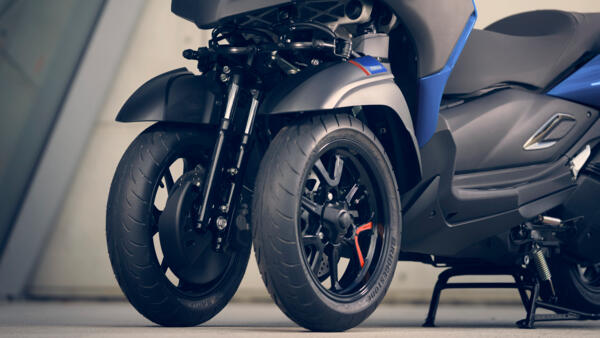 Légerté du scooter 3 roues Yamaha Tricity 300 2024 Scooter 3 roues Yamaha Tricity 300 2024 Le plus leger