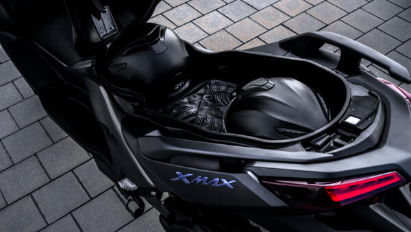 Espace de rangement du scooter XMAX 125 2024 yamaha scooter 125 XMAX 2024 Espace rangement