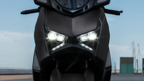 Yamaha Scooter XMAX 300 2024 Phare en X