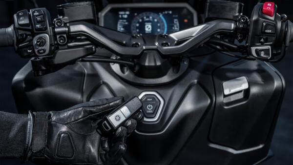 Contacteur éléctronique SmartKey du scooter Yamaha TMAX Tech Max 2025 Yamaha TMAX tech max 2025 SmartKey