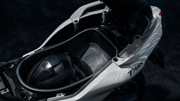 Grand coffre sous la selle du scooter Yamaha TMAX Tech Max 2025 Yamaha TMAX tech max 2025 grand coffre sous selle