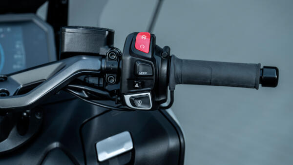 Poignées et selle chauffantes du scooter Yamaha TMAX Tech Max 2025 Yamaha TMAX tech max 2025 poignées et selle chauffantes
