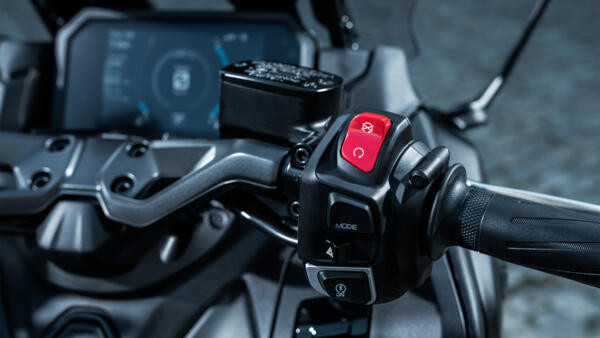 Yamaha Scooter TMAX 2025 D-MODE et contrôle de traction