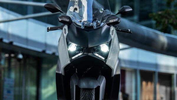 yamaha XMAX 125 techMAX+ 2025 Feux LED en X
