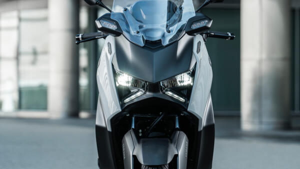 Yamaha Scooter XMAX 300 tech max+ 2025 Phare en X
